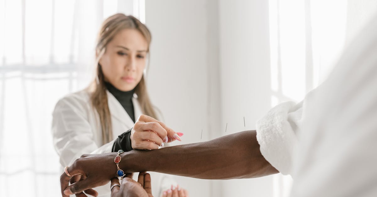 découvrez l'acupression, une technique millénaire de médecine traditionnelle chinoise qui utilise la pression des doigts sur des points spécifiques du corps pour soulager le stress, améliorer la circulation et favoriser l'équilibre émotionnel. apprenez comment cette pratique peut transformer votre bien-être au quotidien.