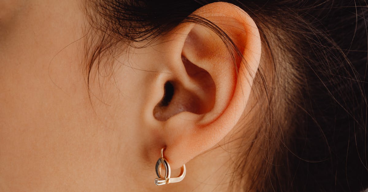 découvrez tout sur le faux piercing : une alternative tendance et sans engagement pour ceux qui souhaitent exprimer leur style sans les douleurs des piercings traditionnels. trouvez des conseils, des astuces et des idées pour choisir le faux piercing qui vous correspond.